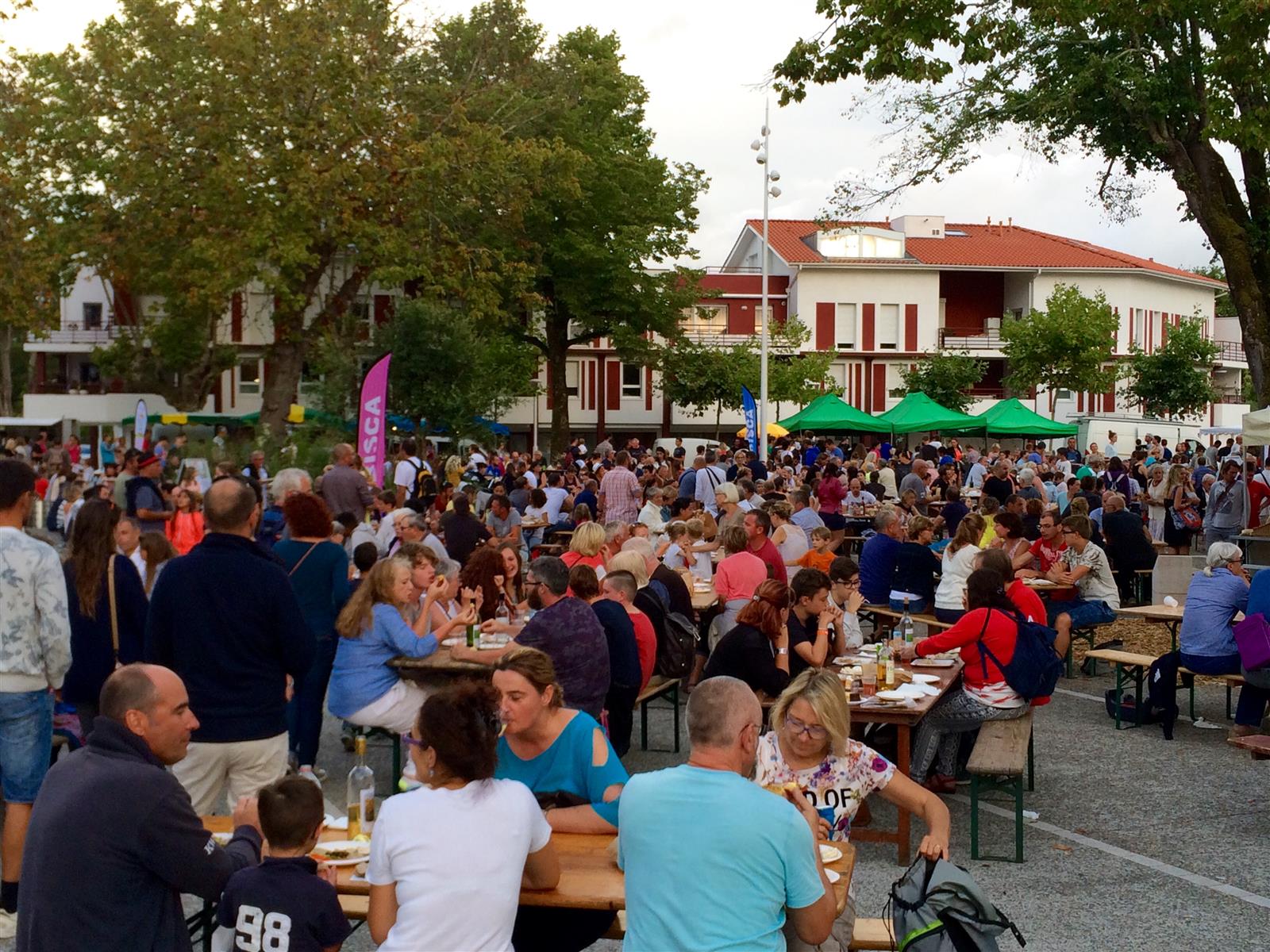 Repas au Marché des Producteurs de Pays à Bisc ...