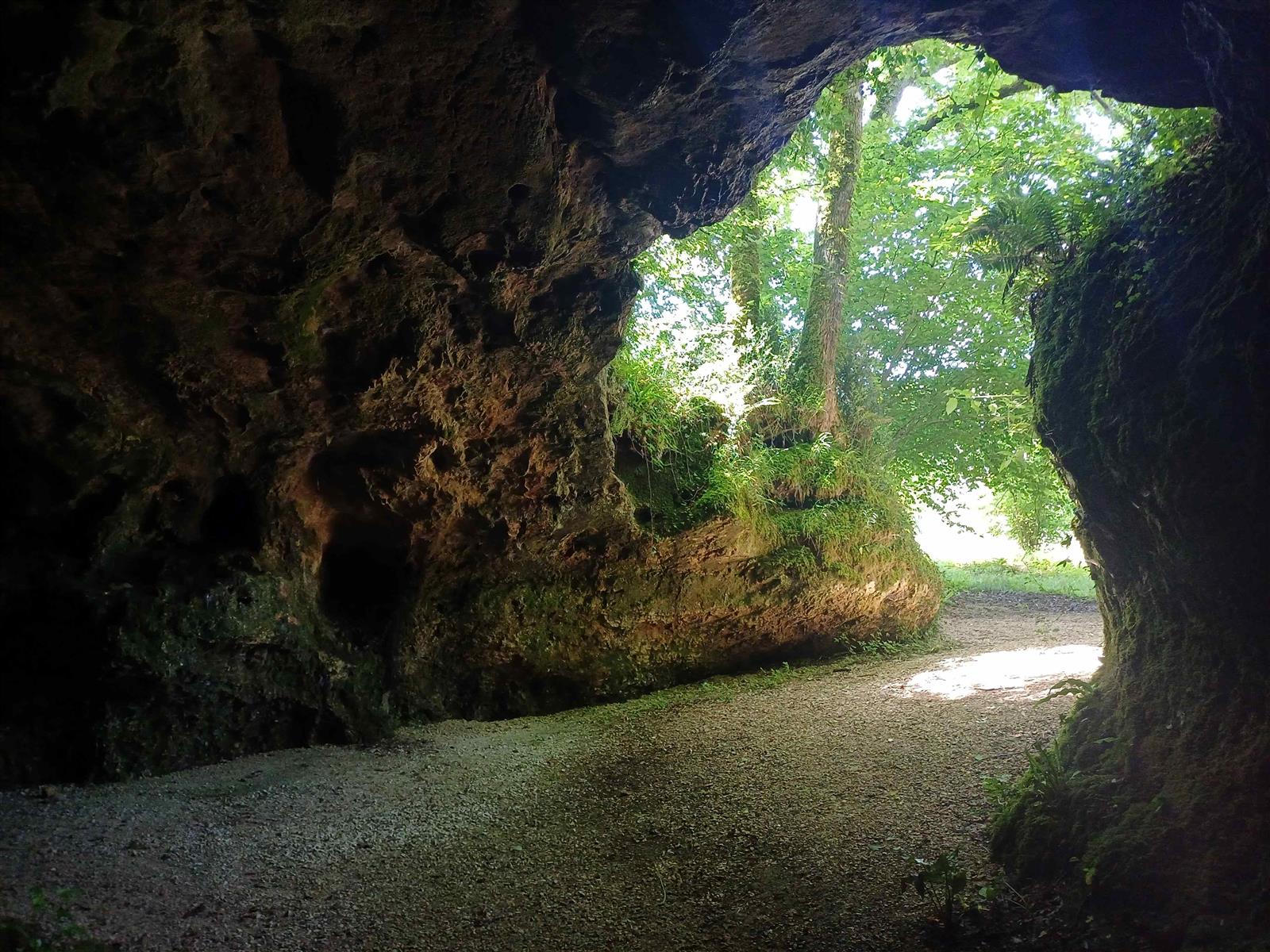 Visite du site archéologique des grottes du Pa ...